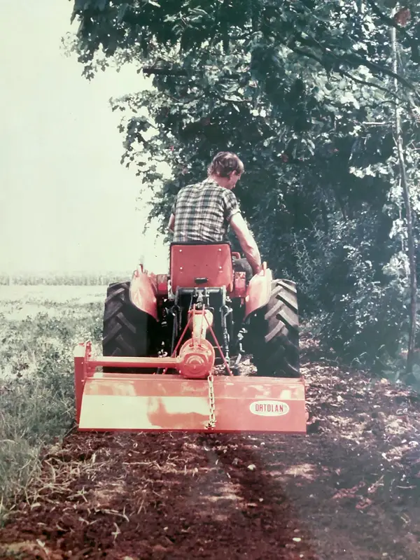 zappatrice trattore lavorazione terreno-agricolo