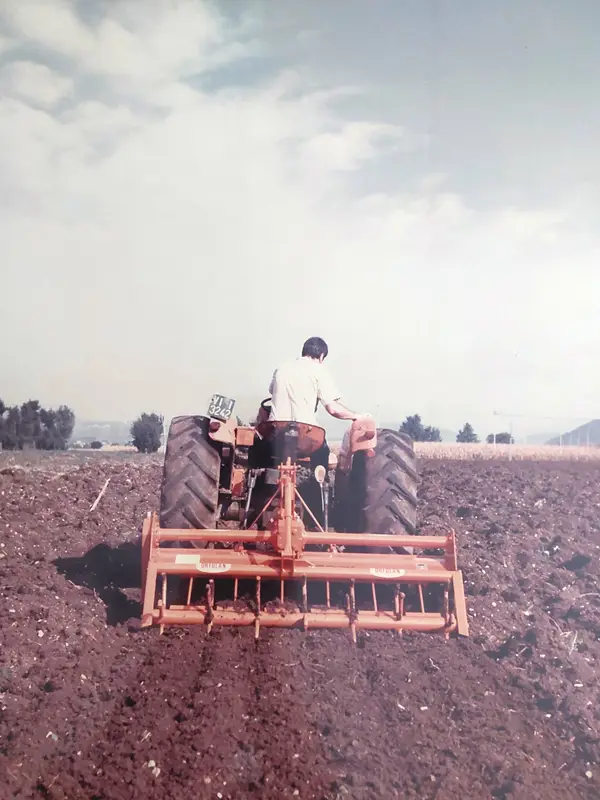 erpice trattore lavorazione terreno agricolo